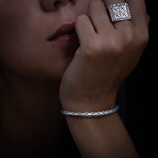 Modèle féminin portant un bracelet N°35 en argent massif fait entièrement à la main par les artisans karen - Itsara Bijoux