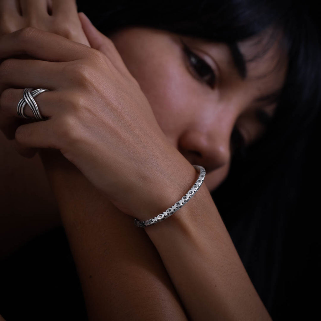 bracelet jonc ethnique fait à la main N° 35 porté par Valériane - Itsara Bijoux