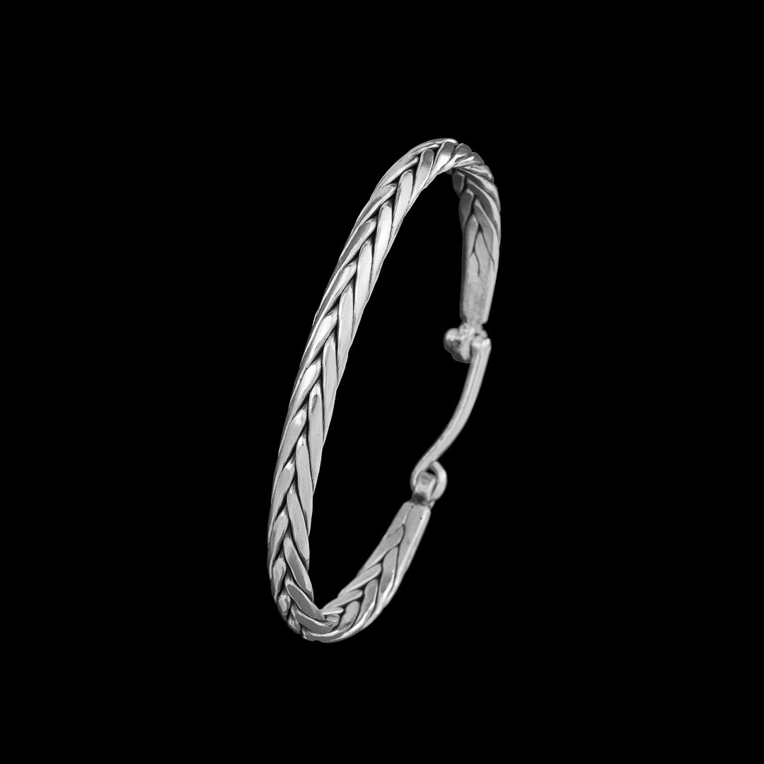 Bracelet cordon cuir tressé et lettre métal argenté Bracelet cordon cuir tressé et lettre métal argenté
