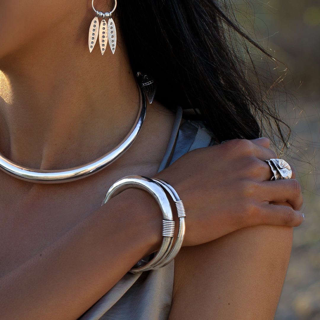 Bracelet en argent massif N°45 - jonc  fermé creux artisanal en argent massif - bracelet bangle ethnique traditionnel patiné en argent massif - Itsara Bijoux