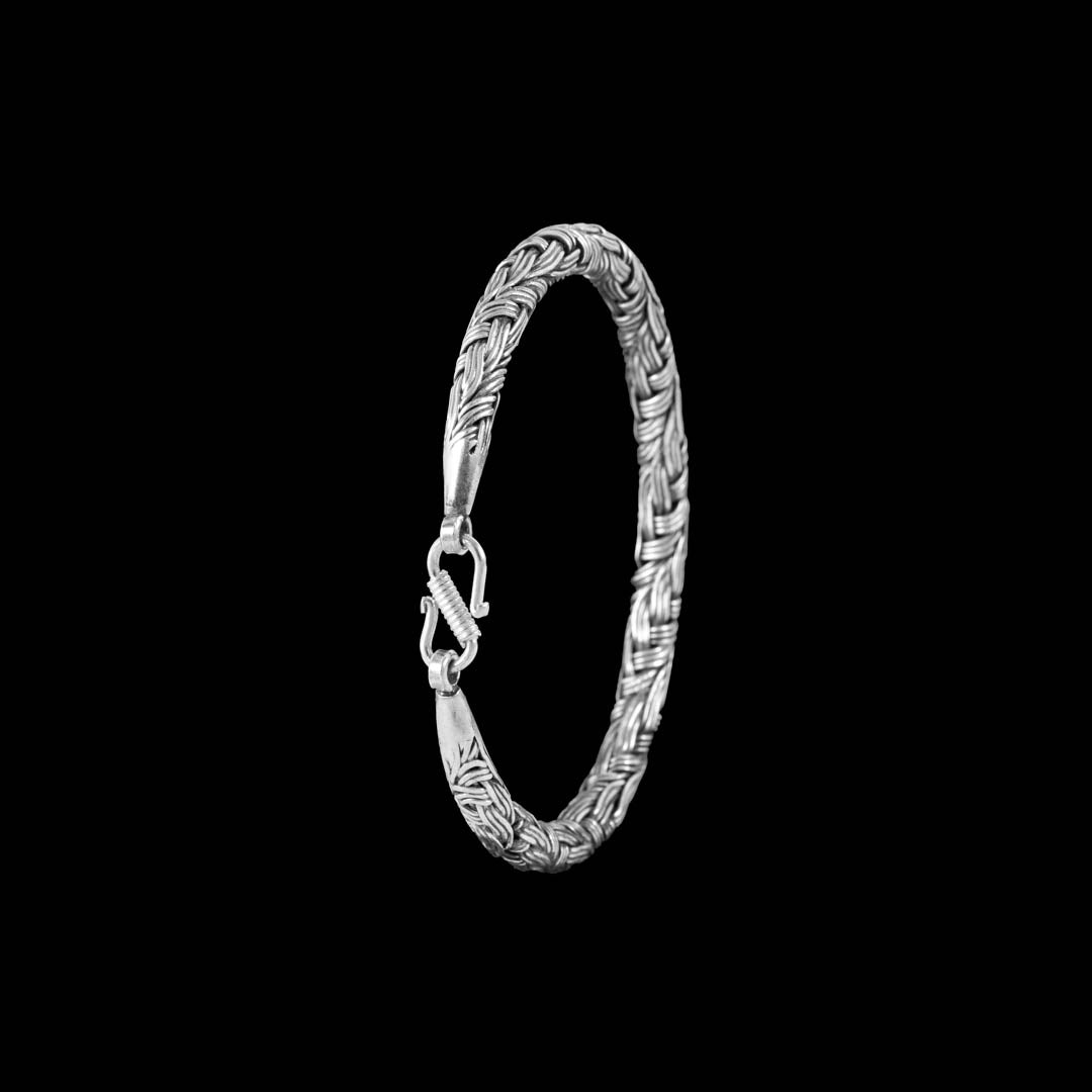 Bracelet N°49bis en argent, finement tressé à partir de fils d'argent pur, il incarne le savoir-faire artisanal. La patine accentue son caractère sophistiqué, parfait pour une allure chic - Itsara Bijoux