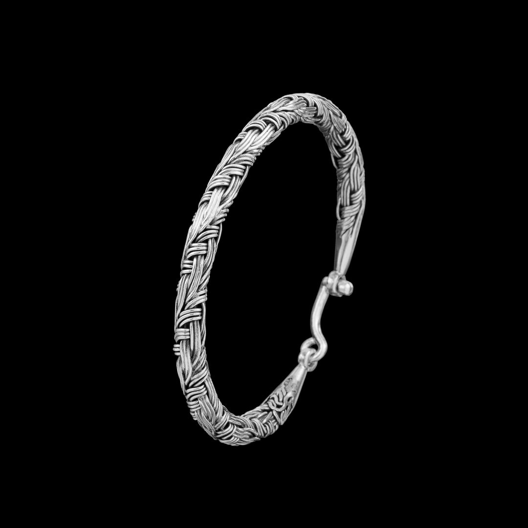 Bracelet N°49bis en argent massif, confectionné à la main, il présente un tressage fin et une patine qui rehausse son graphisme. Ce bijou chic allie légèreté et sophistication - Itsara Bijoux
