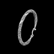 Bracelet N°49bis en argent massif, confectionné à la main, il présente un tressage fin et une patine qui rehausse son graphisme. Ce bijou chic allie légèreté et sophistication - Itsara Bijoux