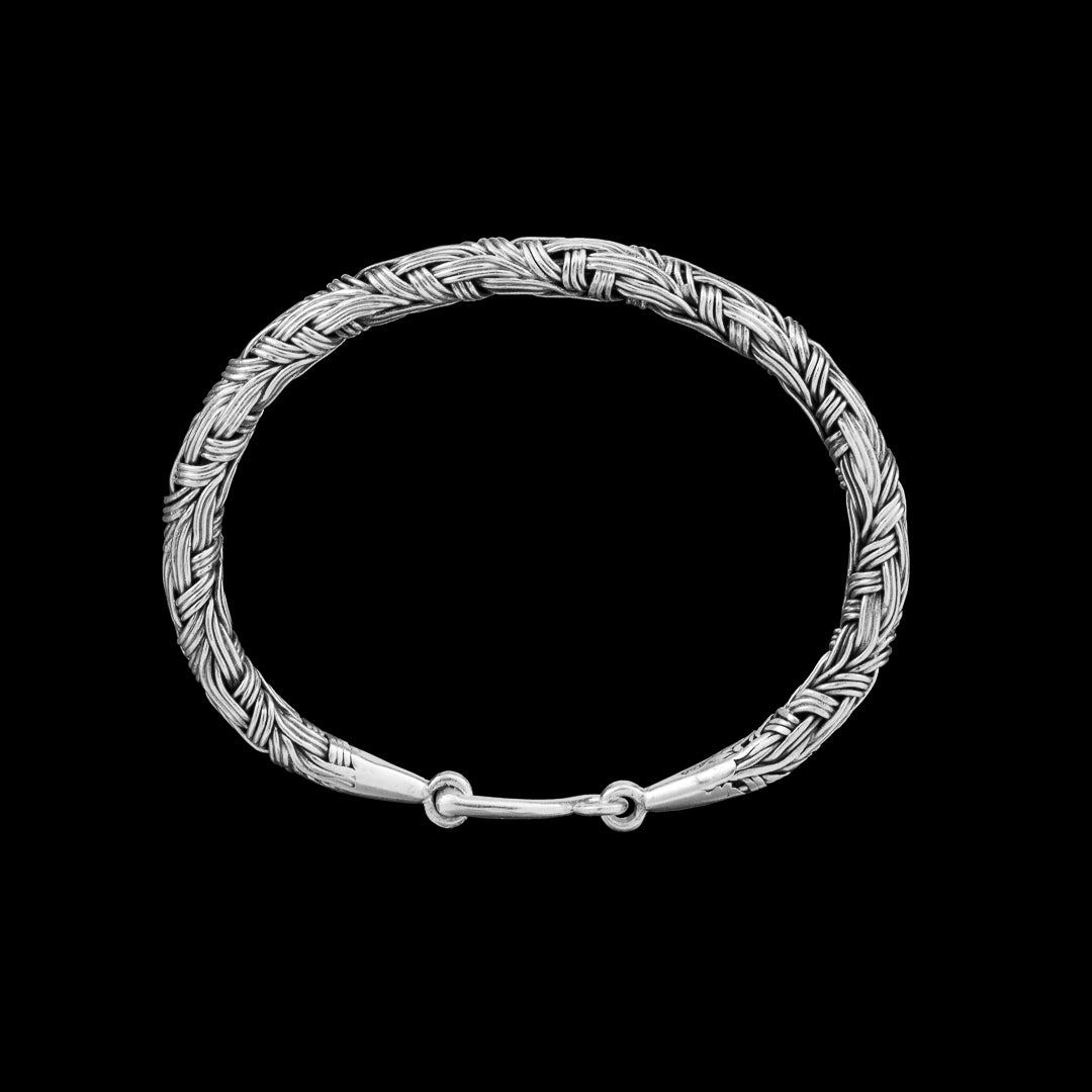 Bracelet N°49bis en argent massif, confectionné à la main, il présente un tressage fin et une patine qui rehausse son graphisme. Ce bijou chic allie légèreté et sophistication - Itsara Bijoux