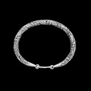 Bracelet N°49bis en argent massif, confectionné à la main, il présente un tressage fin et une patine qui rehausse son graphisme. Ce bijou chic allie légèreté et sophistication - Itsara Bijoux