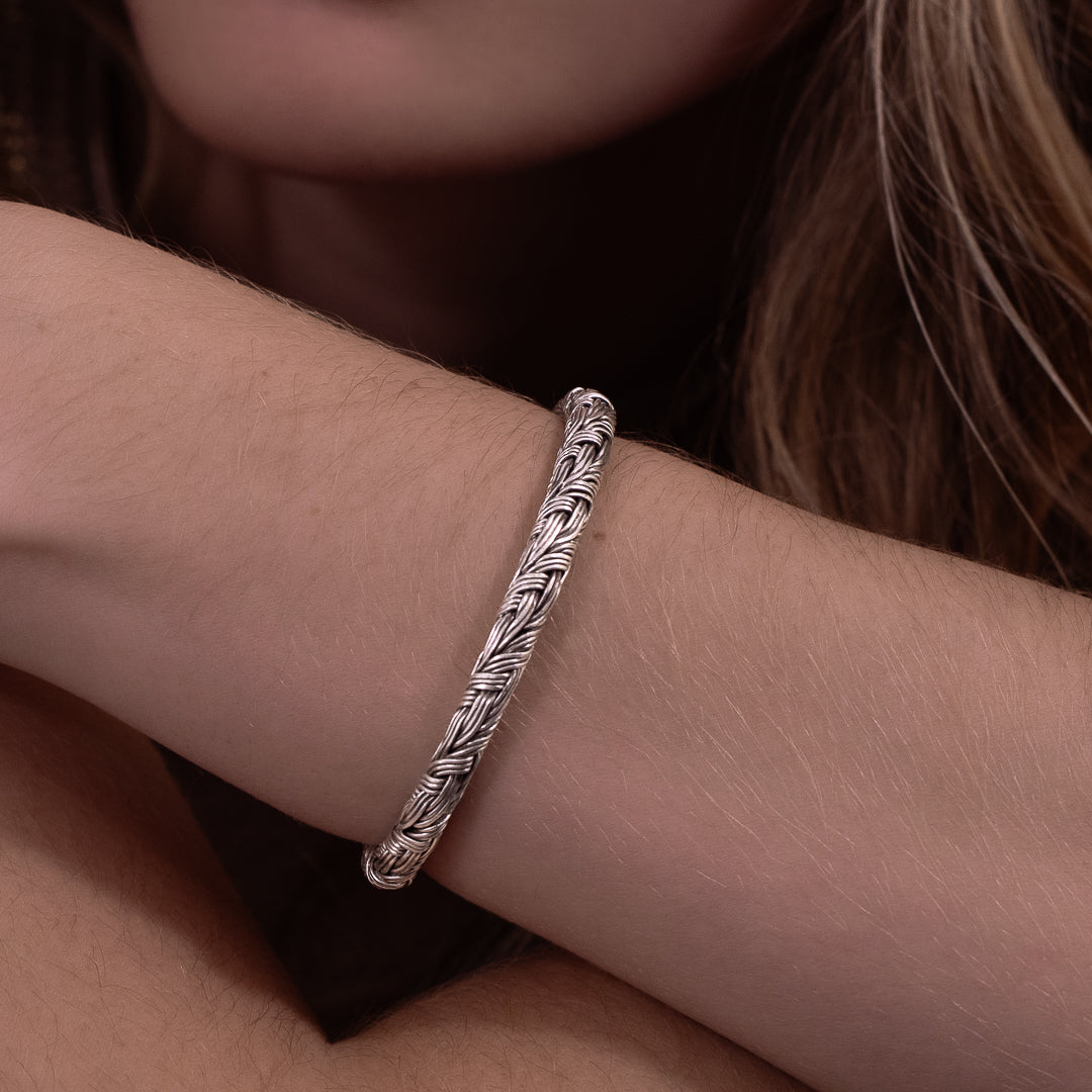Bracelet N°49bis en argent massif, confectionné à la main, il présente un tressage fin et une patine qui rehausse son graphisme. Ce bijou chic allie légèreté et sophistication - Itsara Bijoux