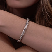 Bracelet N°49bis en argent massif, confectionné à la main, il présente un tressage fin et une patine qui rehausse son graphisme. Ce bijou chic allie légèreté et sophistication - Itsara Bijoux