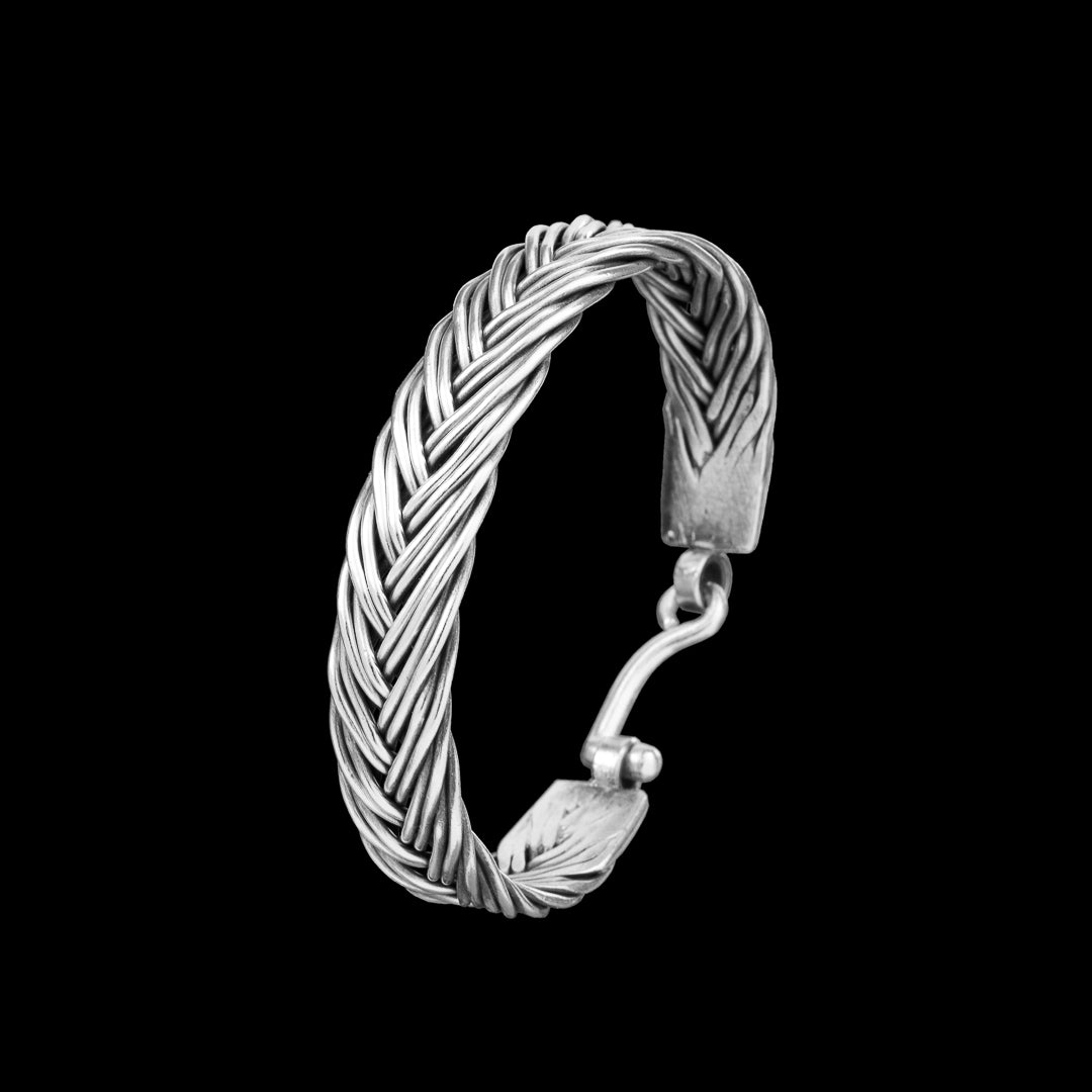 Bracelet N°53 en argent massif tressé porté - Itsara Bijoux