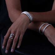 Femme portant un bracelet N°55 en argent massif fait main tressé par des artisans - Itsara Bijoux