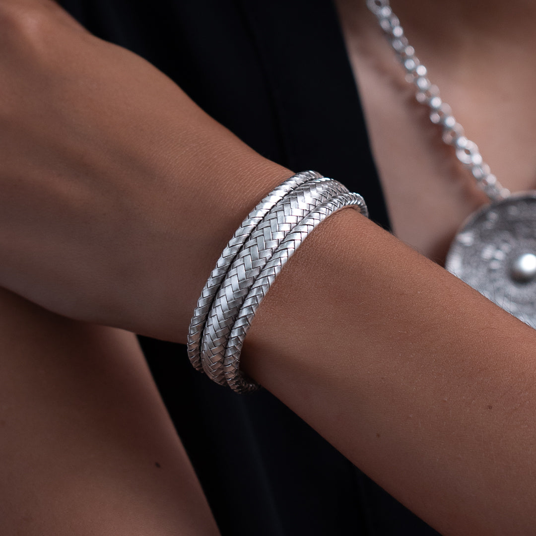 Bracelet N°55, tressage à la main de lamelles d'argent pur. La patine artisanale accentue la beauté du graphisme - Itsara Bijoux