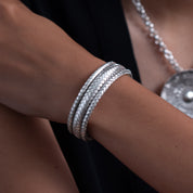Bracelet N°55, tressage à la main de lamelles d'argent pur. La patine artisanale accentue la beauté du graphisme - Itsara Bijoux