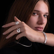 Bracelet en argent N°86 jonc ouvert épuré artisanal traditionnel en argent massif porté par une femme - Itsara Bijoux