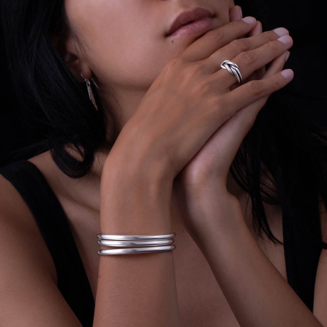 Bracelet fin N°03 en argent pour femme, ce jonc creux entièrement fait à la main est un modèle délicat et raffiné. Un bijou épuré qui traverse les époques avec grâce - Itsara Bijoux