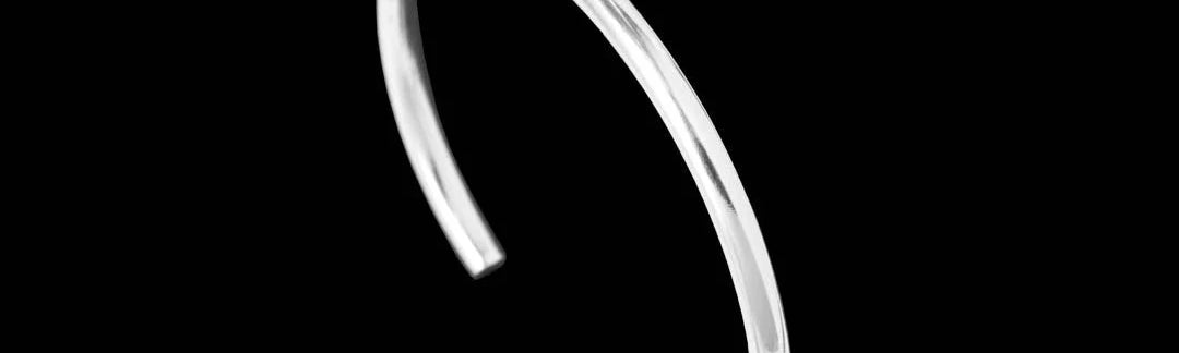 Bracelet en argent massif N°03, jonc creux, façonné à la main sans moulage. Design épuré intemporel et chic - Itsara Bijoux