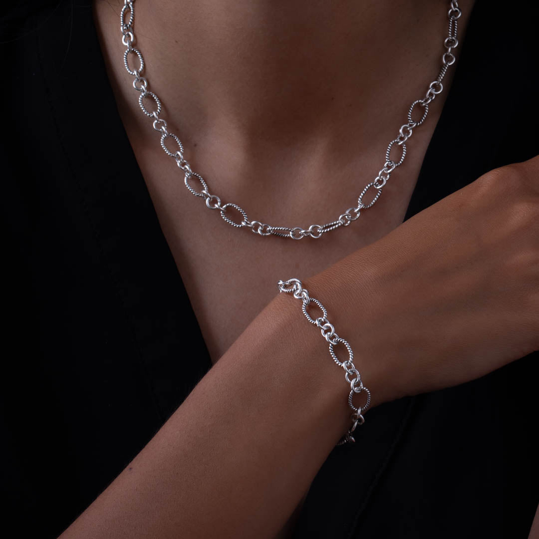 Modèle féminin portant un bracelet chaine N°24 en argent massif réalisé entièrement à la mains par les artisans karen - Itsara Bijoux