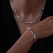 Modèle féminin portant un bracelet chaine N°24 en argent massif réalisé entièrement à la mains par les artisans karen - Itsara Bijoux