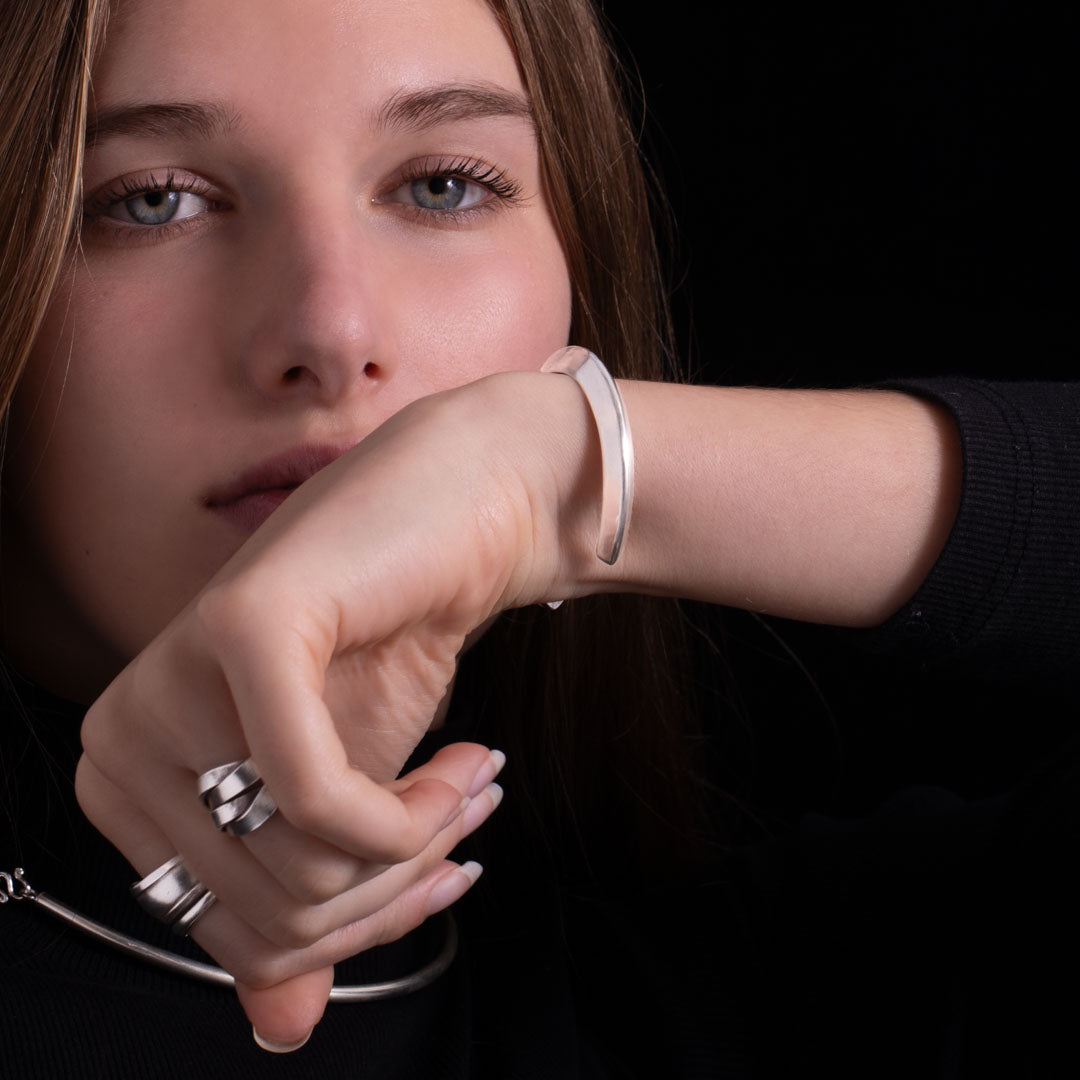 Bracelet en argent N°86 jonc ouvert épuré artisanal traditionnel en argent massif porté par une femme - Itsara Bijoux