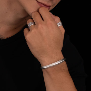 Bracelet N°86 en argent massif pour homme de Itsara Bijoux conçu dans une forme triangulaire pleine et rigide. Ce jonc artisanal est fait à la main et sans moulage, offrant une ligne pure et essentielle - Itsara Bijoux