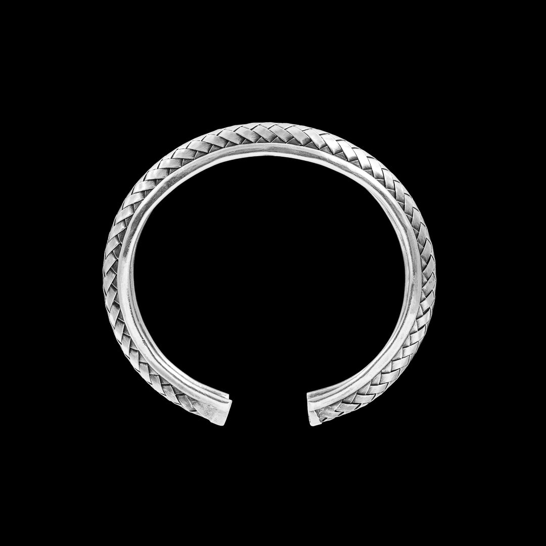 Bracelet en argent N°07 jonc ouvert artisanal traditionnel ethnique tressé en argent massif, bombé et patiné, porté par une femme - Itsara Bijoux