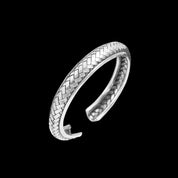 Bracelet en argent N°07 jonc ouvert artisanal traditionnel ethnique tressé en argent massif, bombé et patiné, porté par une femme - Itsara Bijoux