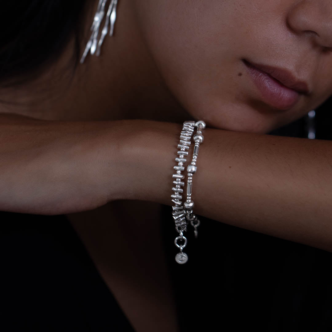 bracelet souple en argent massif fait main N° 23 porté par Valériane