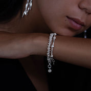 bracelet souple en argent massif fait main N° 23 porté par Valériane