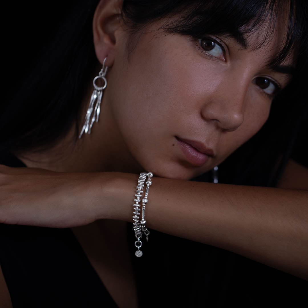 bracelet souple en argent massif fait main N° 23 porté par Valériane