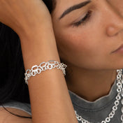 Modèle féminin portant un bracelet N°11 en argent massif composé de maillons ovales plats reliés par de petits anneaux ovales fait entièrement à la main - Itsara Bijoux