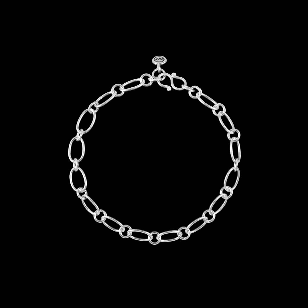 Bracelet en chaine N°23 en argent massif réalisé avec des maillons fins ovales et ronds de manière artisanale, entièrement à la main - Itsara Bijoux