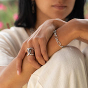 Modèle féminin habillé en blanc portant des bijoux en argent massif dont un bracelet chaine N°24 en argent massif fabriqué entièrement  la main par des artisans - Itsara Bijoux