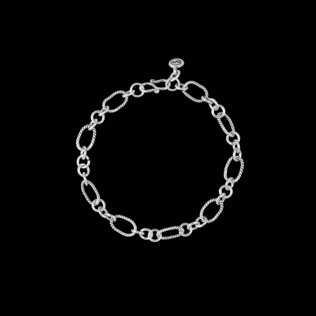 Bracelet chaine N°24 en argent massif avec anneaux torsadés ovales en argent patiné, reliés par des triolets de petits anneaux ronds et lisses - Itsara Bijoux