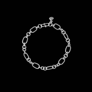 bracelet chaine en argent massif avec anneaux torsadés ovales en argent patiné, reliés par des triolets de petits anneaux ronds et lisses.