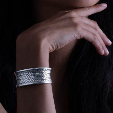 Bracelet en argent N°15 - Itsara bijoux13 cmBracelet rigide N°15 artisanal traditionnel ethnique tressé et incurvé en argent massif porté par Valériane