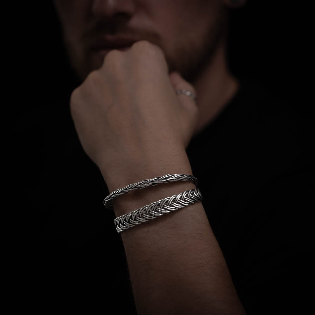 Homme portant un bracelet N°53 en argent massif fait entièrement à la main - Itsara Bijoux