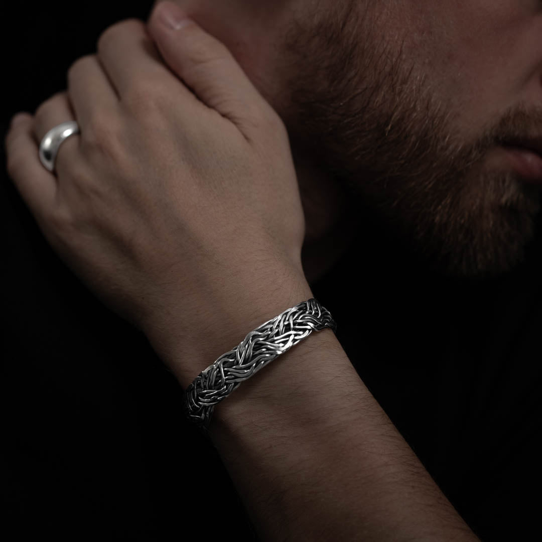 Ce bracelet N°16 homme est un chef-d'œuvre en tressage de fils d'argent pur. La patine accentue le savoir-faire artisanal, tandis que la souplesse du tressage permet un ajustement parfait à votre poignet - Itsara bijoux