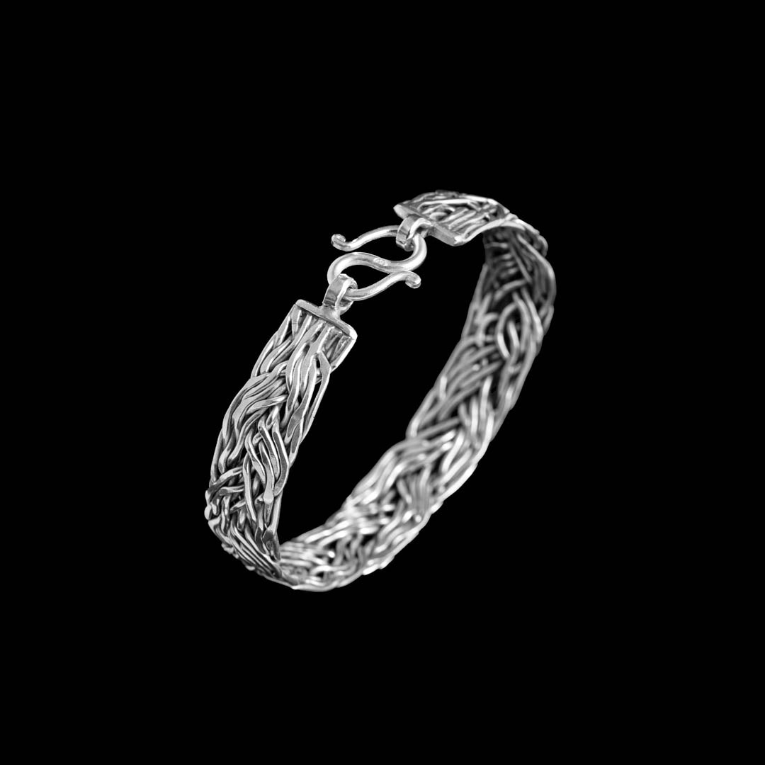 Bracelet N°16 pour homme, magnifiquement tressé en fils d'argent pur. La patine révèle le travail artisanal, apportant contraste et intensité, tandis que la souplesse garantit un confort optimal - Itsara bijoux