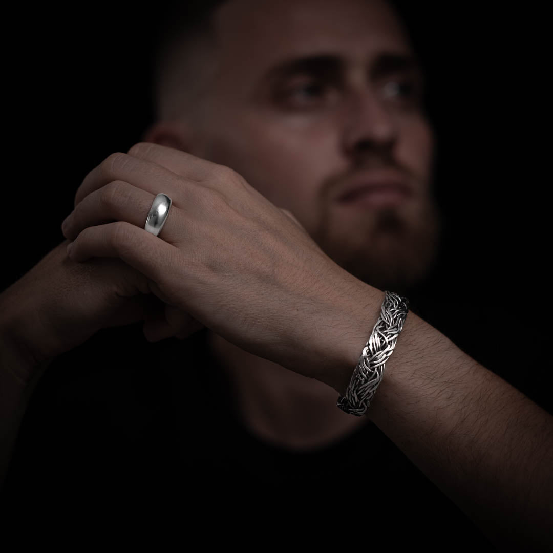 Ce bracelet N°16 homme en argent pur présente un tressage élégant qui révèle un travail artisanal exceptionnel. La patine apporte une intensité visuelle, et la souplesse permet un ajustement parfait - Itsara bijoux