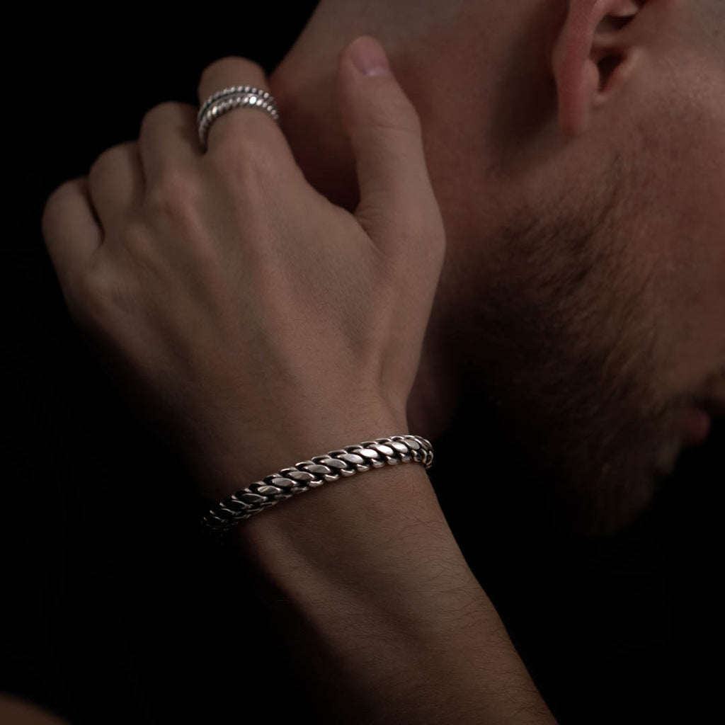 bracelet jonc en argent massif N° 18 porté par Nathan
