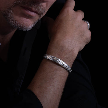 bracelet rigide en argent massif N° 37 porté par Léo Itsara Bijoux