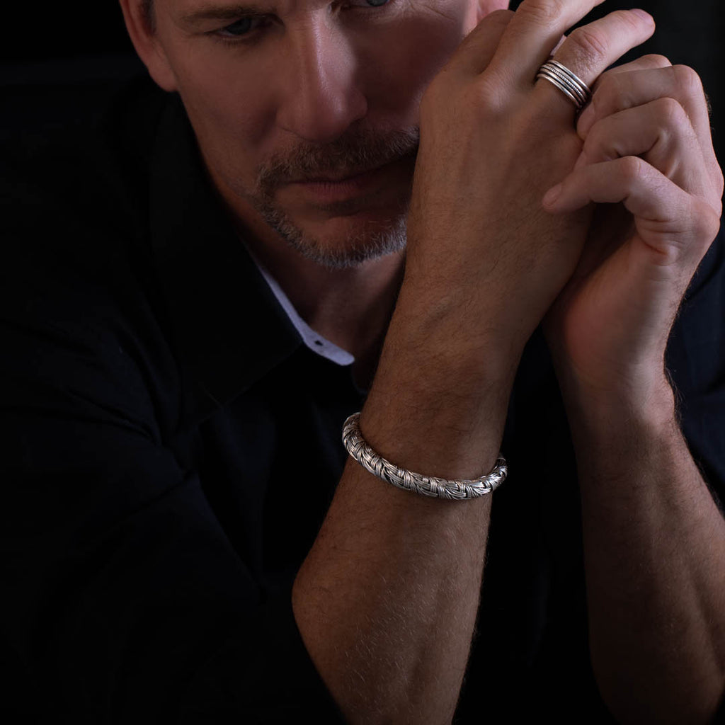 Bracelet homme en argent N°49 - Itsara bijoux - bracelet fait à la main, tressé en argent massif, patiné, le N° 49 porté par Léo