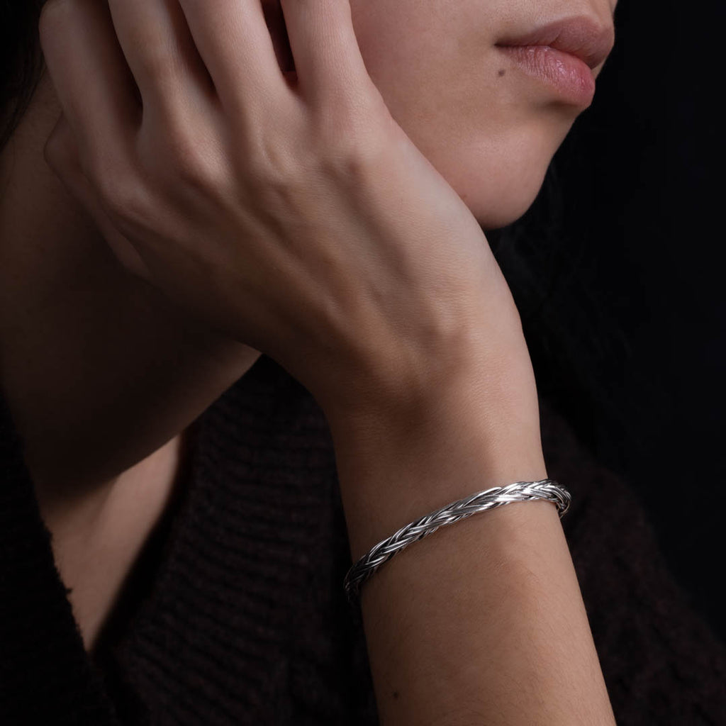 Bracelet Star en argent N°10 - Itsara bijoux - bracelet fin en argent massif artisanale tressé N° 10 porté par Valériane