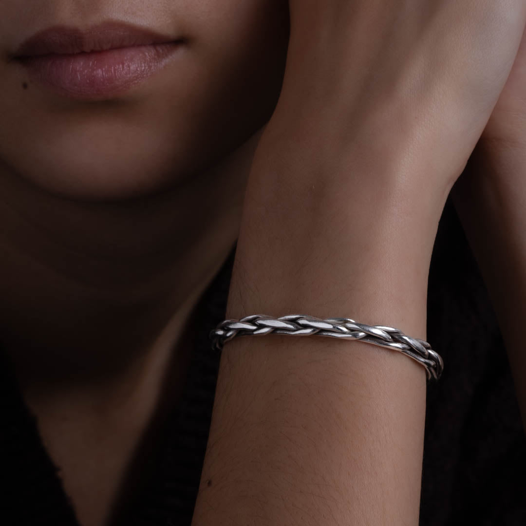 Bracelet N°12 en argent massif réalisé en tressage de fils épais d'argent pur et patiné fait entièrement à la main - Itsara Bijoux