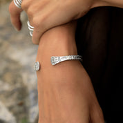 Bracelet artisanal en argent massif N°48 avec des motifs traditionnels ethniques, jonc épais ouvert fait à la main par les artisans de la tribu karen - Itsara Bijoux