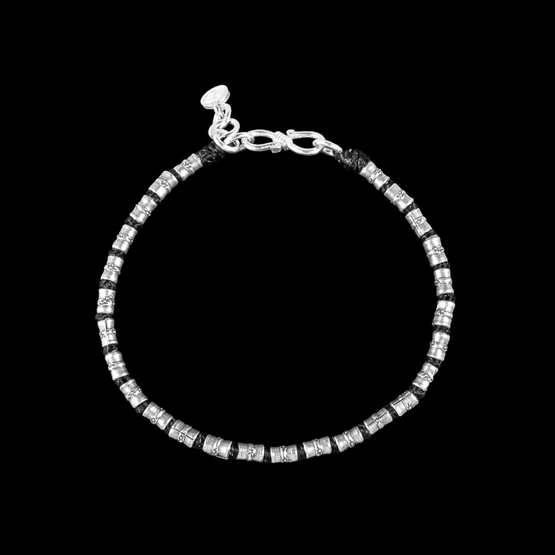 Bracelet artisanal souple N°03, avec cordon en coton ciré noir et perles en argent massif patinées, entièrement fait à la main - Itsara Bijoux