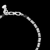 Bracelet artisanal souple N°03, avec cordon en coton ciré noir et perles en argent massif patinées, entièrement fait à la main - Itsara Bijoux