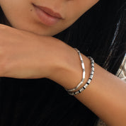 Bracelet artisanal souple N°03, avec cordon en coton ciré noir et perles en argent massif patinées, entièrement fait à la main - Itsara Bijoux