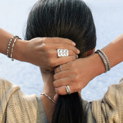 Bracelet artisanal souple N°03, avec cordon en coton ciré noir et perles en argent massif patinées, entièrement fait à la main - Itsara Bijoux