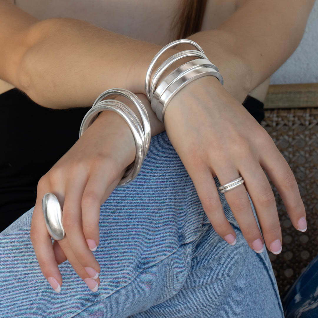 Ce bracelet N°26 en argent massif pour femme est un bijou artisanal unique, alliant épure et modernité. Réalisé entièrement à la main, sans moulage, il reflète un savoir-faire authentique - Itsara Bijoux

