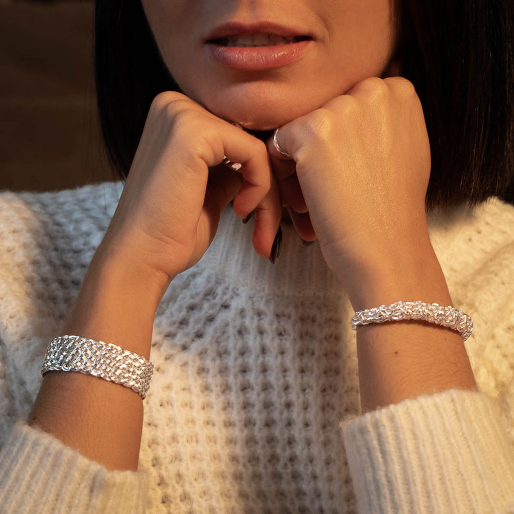 bracelet jonc en argent massif artisanal N° 28 porté par Lauriane - Itsara Bijoux