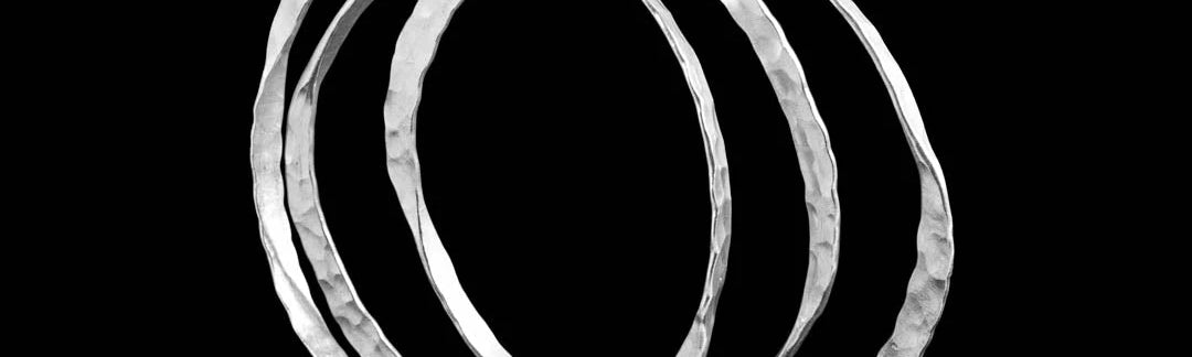 Superbe jonc N°36 fermé pour femme, à porter seul ou à empiler avec d'autres pièces. Son martelage délicat capte la lumière avec élégance, ajoutant une touche de brillance à votre look - Itsara Bijoux